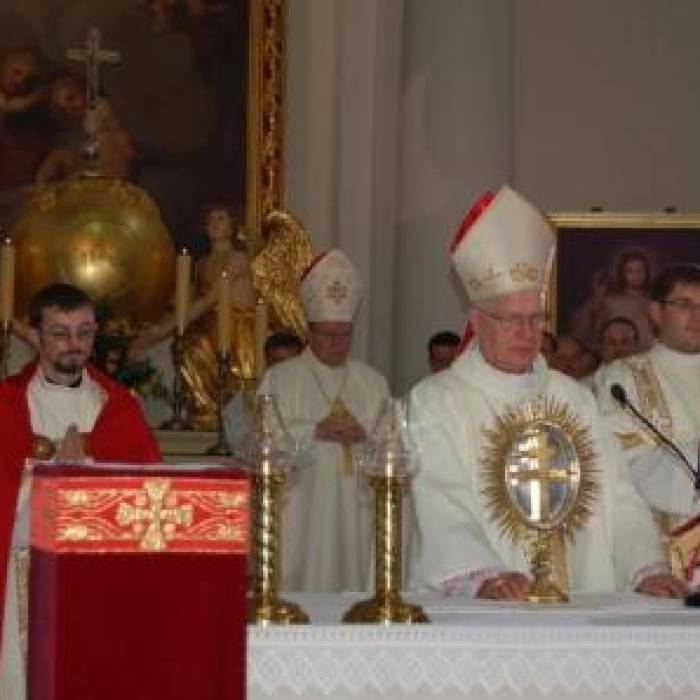 Abp Józef Michalik przy Relikwiach Krzyża Św.
