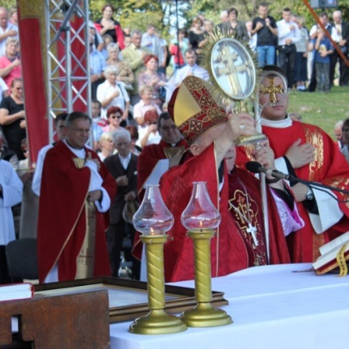 Bp Edward Frankowski udziela błogosławieństwa Relikwiami Drzewa Krzyża Świętego