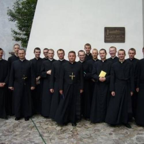 Każdego roku kilkunastu młodych zakonników ze Świętego Krzyza kończy swój roczny nowicjat składając śluby zakonne (Nowicjusze 2007/2008)