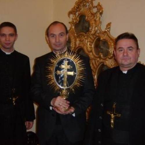 Biskup György Udvardy trzymający Relikwie Krzyża Świętego oraz oblacie oo.Bernard Briks i Damian Kopyto