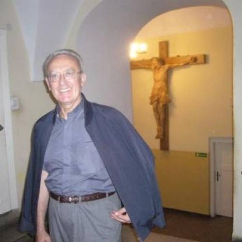 Abp Edward Nowak podczas zwiedzania klasztoru