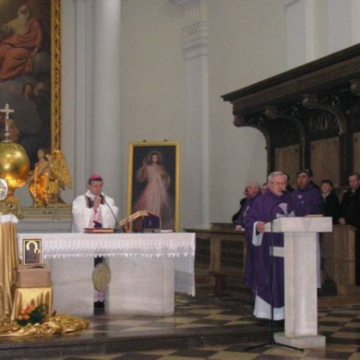 Podziękowanie arcybiskupowi składa O. Karol Lipiński OMI