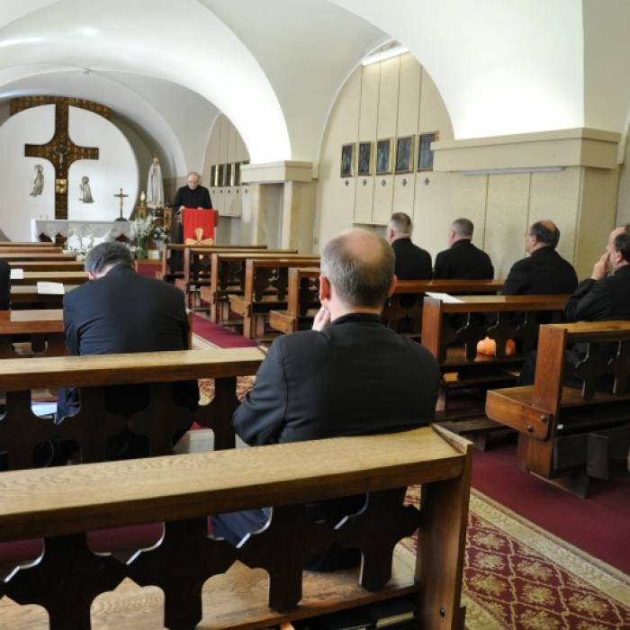 Dekanalni ojcowie duchowni zgromadzeni w kaplicy domowej na Świętym Krzyżu - animuje spotkanie ks. Stanisław Bar z Tarnobrzega