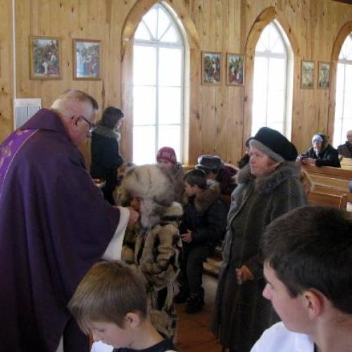 o. Karol w czasie Eucharystii (zdjęcie ze strony www.radio.kielce.pl/galeria )