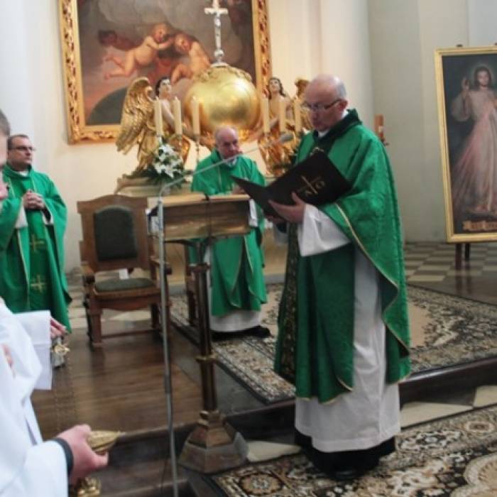 O. Superior Zygfryd Wiecha OMI - obrzęd błogosławieństwa mebli przeznaczonych do liturgii