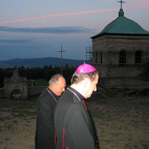 Wieczorem 30 czerwca biskupi Andrzej Dzięga i Edward Frankowski modlili się prywatnie w sanktuarium