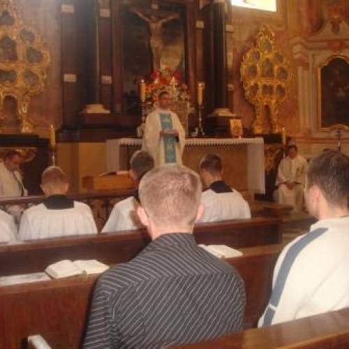 Eucharystia w intencji powołań sprawowana jest każdego dnia przy relikwiach Krzyża Świętego w kaplicy Oleśnickich