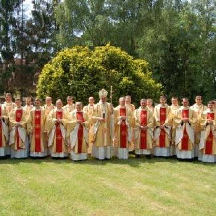 Nowowyświęceni kapłani i diakoni z abpem Stanisławem Gądeckim